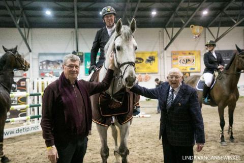 Danny Loos samen met 2 van de inrichters van 50 jaar geleden van de allereerste indoorwedstrijd