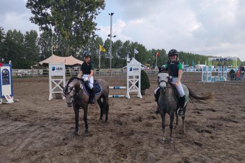 De eerste Nationale Kampioenen van de dag. Lotte De Pauw met Ubor vd Nieuwe Heide en Ella Gaudissabois met Evita-R (A-pony's 5j)