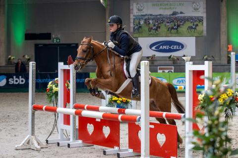 Leonie Moris met Juanto van LRV Itegem - Kampioen B Licht stijl