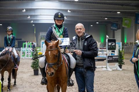 Leonie Moris met Juanto van LRV Itegem - Kampioen B Licht stijl